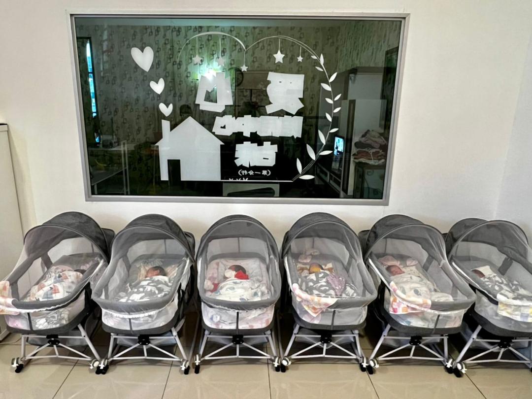 Experienced confinement nanny providing attentive care for newborn baby